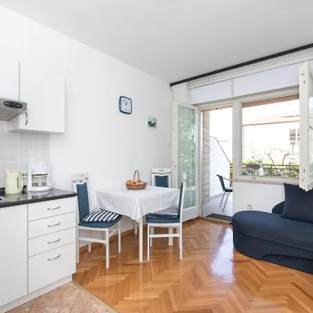 Apartment Kate - 100 M From Malinska