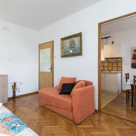 Apartment Kate - 100 M From Malinska